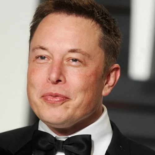 Ο Elon Musk εμφανίστηκε στην έδρα του Twitter κρατώντας έναν νιπτήρα