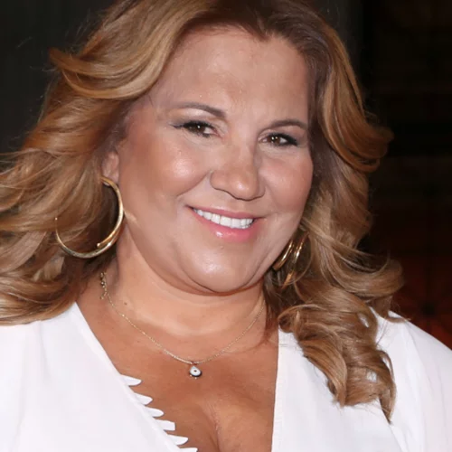 Η Δέσποινα Μοιραράκη στην πρώτη της τηλεοπτική εμφάνιση μετά τον θάνατο του συζύγου της | "Με συνέλαβαν στην Τεχεράνη. Δεν είχα συνειδητοποιήσει πως φαίνεται ελάχιστα το μαλλί μου"