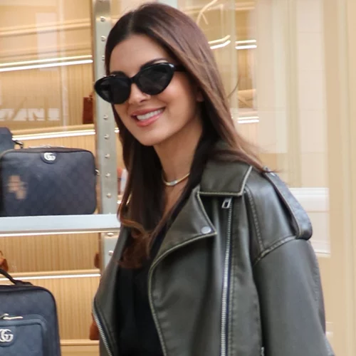 Η Σταματίνα Τσιμτσιλή στόλισε το χριστουγεννιάτικο δέντρο στο σπίτι της ντυμένη ξωτικό