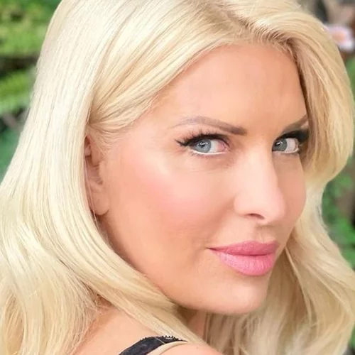 Κατάξανθη και ψηλή | Η 8χρονη Μαρίνα Παντζοπούλου παίζει στη θάλασσα με τον αδερφό της, Άγγελο Λάτσιο, και δείχνει πιο χαρούμενη από ποτέ