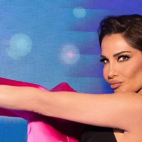 Η Δέσποινα Βανδή μας εύχεται "Καλό μήνα" αλλά εμείς χαζεύουμε τους καλοσχηματισμένους της κοιλιακούς