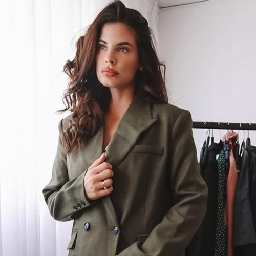 Straight hair don’t care | Το νέο hair look που ανανέωσε την Χριστίνα Μπόμπα