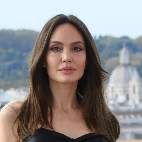 Angelina Jolie lips | Το viral lip combo που θα σου χαρίσει σαρκώδη χείλη, με απόλυτα φυσικό τρόπο