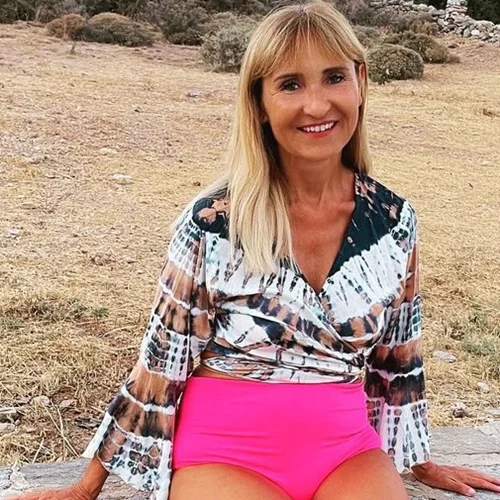 Η Μάρα Ζαχαρέα φωτογραφίζεται με ένα υπέροχο κίτρινο φόρεμα μπροστά από το μαγευτικό ηλιοβασίλεμα των Κυκλάδων