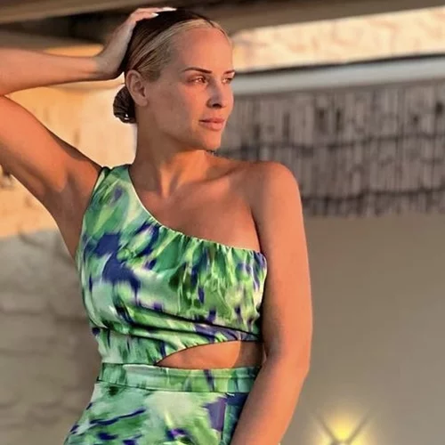 Η Έλενα Ασημακοπούλου φοράει το μπικίνι της και κάνει ηλιοθεραπεία με την πανύψηλη κόρη της, Μαρία Ροζάριο Τσιρίλο, στην όμορφη Λευκάδα