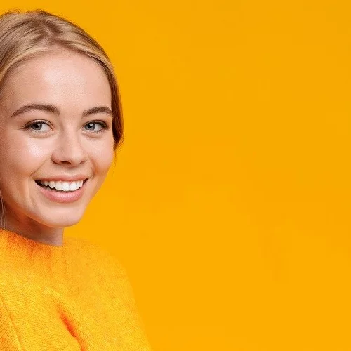 Ουλές ακμής στο πρόσωπο; Πώς να τις σβήσεις (μαζί με τα αρνητικά συναισθήματα)