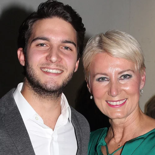 Νατάσα Παζαΐτη | H chic εμφάνιση στο Ηρώδειο στο πλευρό του 20χρονου γιου της, Αλέξανδρου Καραμανλή