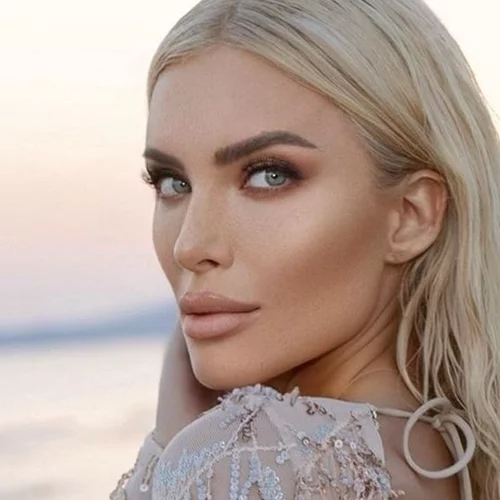 Κατερίνα Καινούργιου | Το αγαπημένο της καλοκαιρινό άρωμα μυρίζει φρεσκάδα και πούδρα