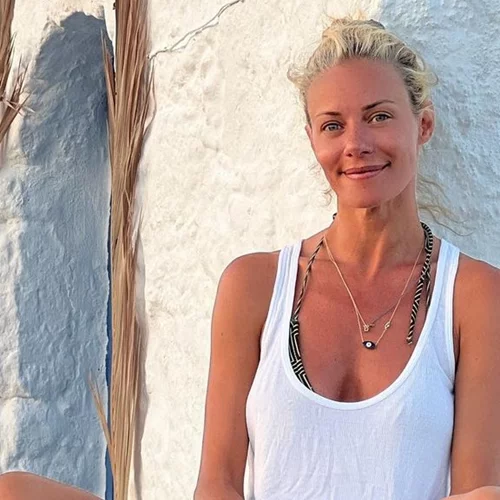 Στην παραλία, δίχως ίχνος μακιγιάζ | Έτσι γιόρτασε τα φετινά της γενέθλια η Ζέτα Μακρυπούλια