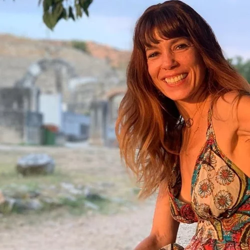 Η Μυρτώ Αλικάκη ποζάρει με μαύρο ολόσωμο μαγιό και λυτά μαλλιά, στην πιο ξέγνοιαστη φωτογραφία της