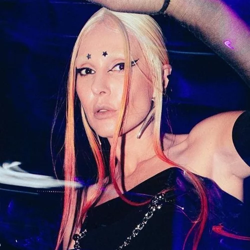 Τάμτα | "Τα γαρύφαλλα που πετάνε στα μπουζούκια, στην Γεωργία χρησιμοποιούνται στις κηδείες"