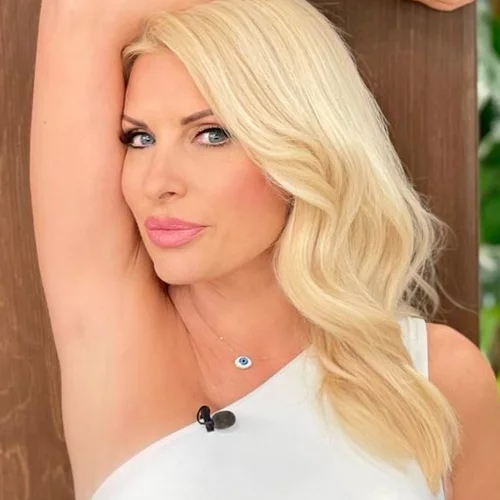 Η Ελένη Μενεγάκη με λευκό μπικίνι κρατώντας από το χέρι την 3χρονη Λάουρα και έχοντας στην αγκαλιά της τον 6χρονο Άγγελο | Οι οικογενειακές διακοπές στη Μύκονο, 15 χρόνια πριν