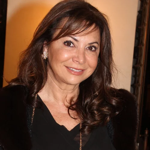 Αμαλία και Δανάη Κούστα | Οι κόρες του Γιάννη Κούστα και της Σοφίας Γιαννικοπούλου σε μία σπάνια βραδινή έξοδο με τη μητέρα τους- Τα καλοκαιρινά φορέματα που επέλεξαν