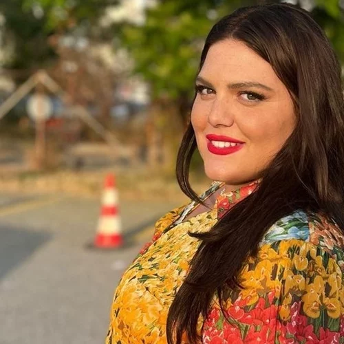 Η Δανάη Μπάρκα φόρεσε το κραγιόν που όλες οι καστανές πρέπει να δοκιμάσουν φέτος το καλοκαίρι