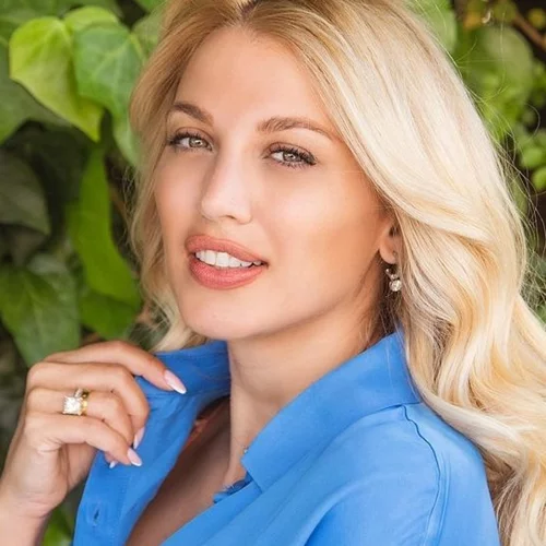 Η Κωνσταντίνα Σπυροπούλου ποζάρει με κατακόκκινο μπικίνι δείχνοντας πιο σέξι και καλλίγραμμη από ποτέ