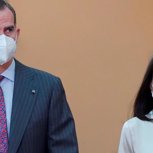 Η βασίλισσα Letizia φοράει ξανά ένα από τα πιο κομψά της σύνολα