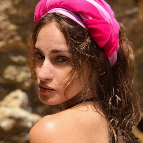 Η Μαρία Βοσκοπούλου ποζάρει φορώντας μπικίνι και παρεό στην πιο καλοκαιρινή και ξέγνοιστη φωτογραφία ever