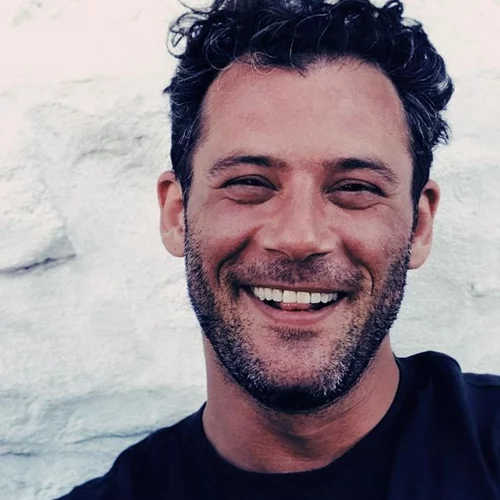 Ο Αντίνοος Αλμπάνης πιο γοητευτικός και όμορφος από ποτέ | Η κομψή εμφάνιση στον γάμο του Κώστα Σπαθή