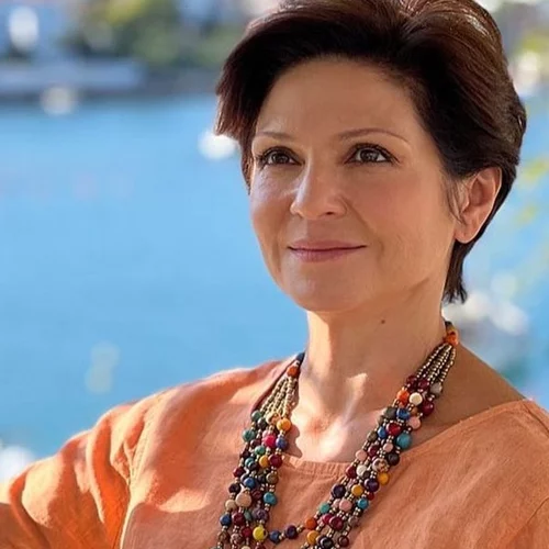 H Ταμίλα Κουλίεβα ποζάρει topless με φόντο το ηφαίστειο της Σαντορίνης θυμίζοντας πίνακα ζωγραφικής