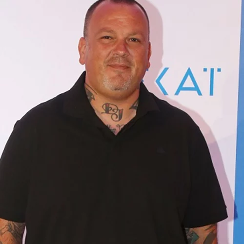 Δημήτρης Σκαρμούτσος | "Όλη μου τη ζωή έχω ζήσει στο περιθώριο λόγω της εμφάνισής μου και ξαφνικά έγινα γνωστός, με χαιρετούσαν που εμένα με έβλεπαν και άλλαζαν πεζοδρόμιο"