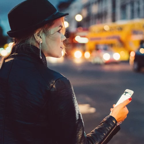 Strut Safe | Η τηλεφωνική γραμμή βοήθειας που δεν αφήνει κανένα κορίτσι να γυρίσει μόνο του στο σπίτι