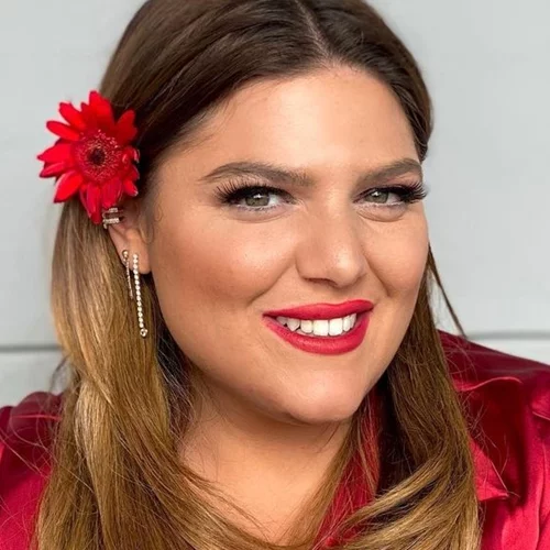 Ψηλόμεσο σορτς και ψηλοτάκουνα πέδιλα | Το καλοκαιρινό outfit που επέλεξε η Δανάη Μπάρκα για τη συναυλία του συγκροτήματος "Melisses"