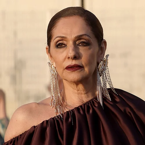 Μοντέλο ετών 56 | Η Βίκυ Κουλιανού ποζάρει με μπικίνι και εντυπωσιάζει με το καλλίγραμμο σώμα της