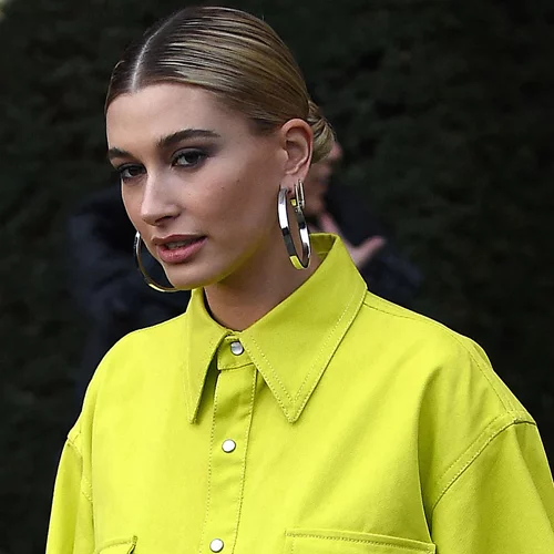 H Hailey Bieber φόρεσε τη νέα αγαπημένη τάση στα πλεκτά