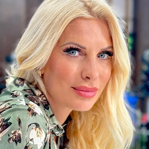 Λάουρα Λάτσιου | Με μαύρο τοπ και μπεζ flare χαμηλόμεσο denim στο πλευρό της μαμάς της, Ελένης Μενεγάκη