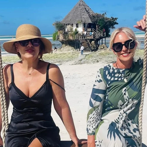 Ελένη Ράντου και Μαρία Μπακοδήμου | Το κοινό ταξίδι στη Ζανζιβάρη και οι υπέροχες φωτογραφίες τους - Κομψές και χαρούμενες στην πιο μαγευτική παραλία
