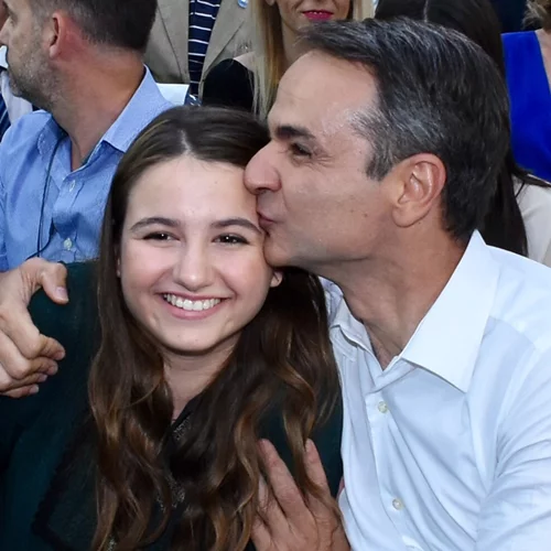 Η Δάφνη και ο Κωνσταντίνος Μητσοτάκης πήγαν για καφέ στην Κηφισιά μαζί με τους γονείς τους | Η σπάνια οικογενειακή έξοδος