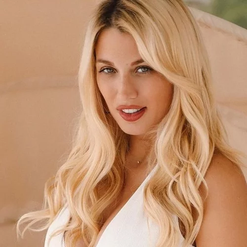 Κωνσταντίνα Σπυροπούλου | Ποζάρει στη μέση του δρόμου σαν supermodel με τα καλλίγραμμα πόδια της να "κλέβουν" την παράσταση