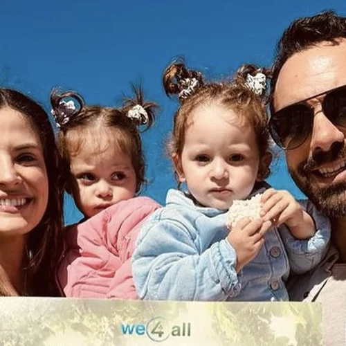 Η Χριστίνα Μπόμπα στόλισε το χριστουγεννιάτικο δέντρο με τις κόρες της | Το "χιονισμένο" ντεκόρ