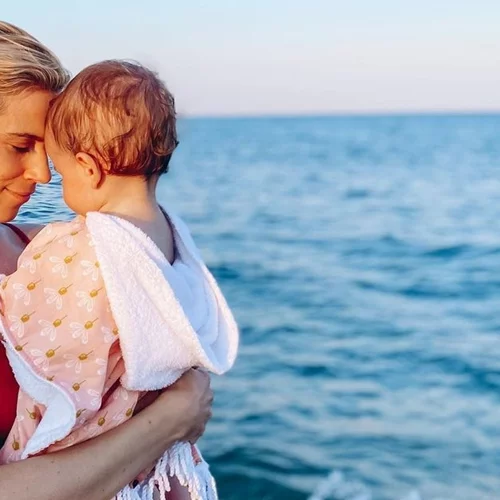 Η Νάντια Μπουλέ φωτογραφίζεται αγκαλιά με τη μονάκριβη κόρη της και παραδέχεται ότι είναι "αυτοκόλλητες"