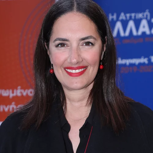 Η Νόνη Δούνια σε θεατρική έξοδο με τη στιλάτη κόρη της, Ρία Μουρατίδη