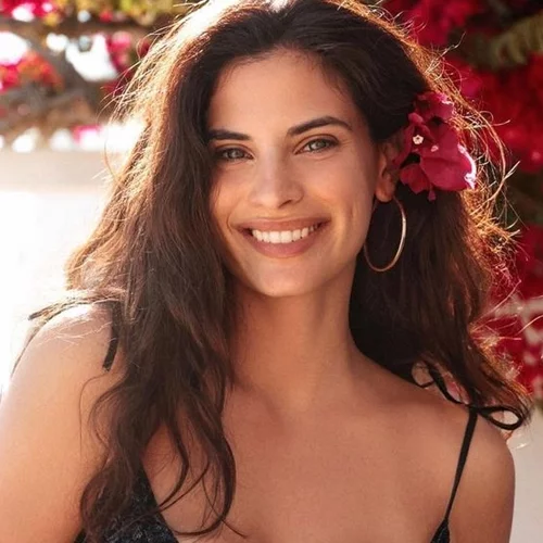 H τεράστια πισίνα, τα ατέλειωτα παιχνίδια και η μαγευτική θέα | Η Χριστίνα Μπόμπα μάς ξεναγεί στον υπέροχο εξωτερικό χώρο του σπιτιού όπου μένει στην όμορφη Αντίπαρο