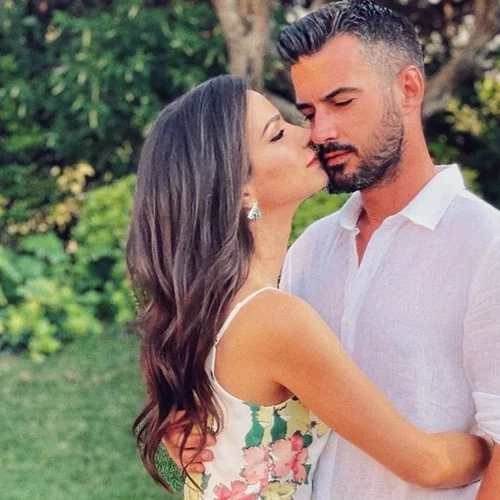 Η Κατερίνα Γερονικολού στην πιο ρομαντική της εμφάνιση ever | Η σπάνια βραδινή έξοδος με τον Γιάννη Τσιμιτσέλη