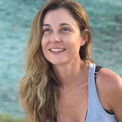 Η Θάλεια Ματίκα σε ένα σπάνιο στιγμιότυπο με την 7χρονη κόρη της, Νάγια | Τα αυθόρμητα γέλια και τα παιχνίδια στη θάλασσα