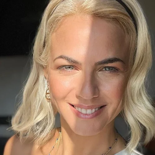 H Χριστίνα Κοντοβά υιοθέτησε το κούρεμα που κάθε fashion icon κάνει τώρα