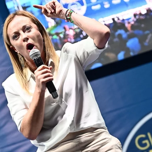 Τζόρτζια Μελόνι: Η 45χρονη ακροδεξιά πολιτικός ράβει "πρωθυπουργικό" ταγιέρ