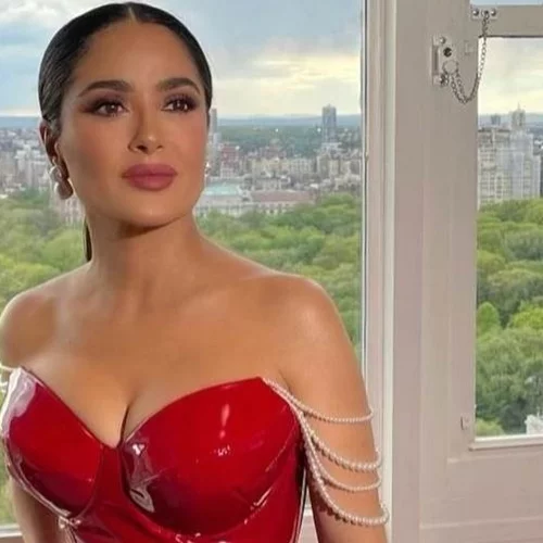 Salma Hayek | Λίγο πριν το Met Gala με την Penelope Cruz όπως δεν τις έχουμε ξαναδεί