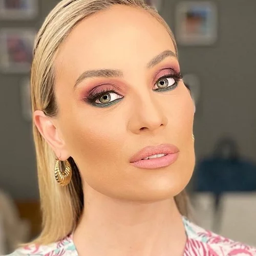 Ελεονώρα Μελέτη | "Θα γίνει η επανάσταση από το Instagram; Γιατί δεν διάγουμε βίον ενάρεστο όπως οι φιλοσοφίες μας;"