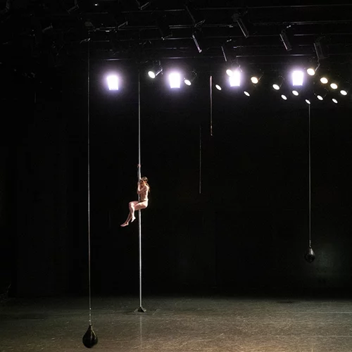 ''Αγρίμι'' | Η Λενιώ Κακλέα επιστρέφει στο Φεστιβάλ Αθηνών Επιδαύρου με μία εντυπωσιακή παράσταση