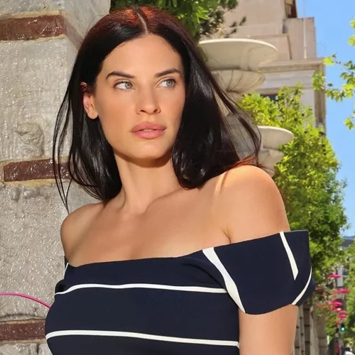 Η Χριστίνα Μπόμπα προτείνει το πιο ωραίο χτένισμα για τις καλοκαιρινές συναυλίες και τα pool parties