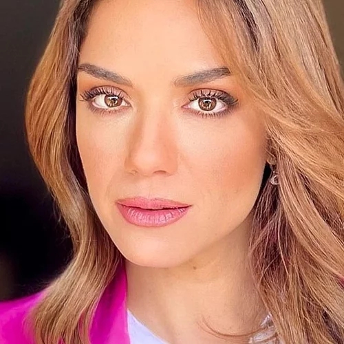 Η Βάσω Λασκαράκη διασκεδάζει με την κόρη της, Εύα Τσιμιτσέλη, τραγουδώντας Miley Cyrus