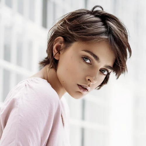 Το αντιγηραντικό σέρουμ με υαλουρονικό οξύ που λατρεύουν οι Γαλλίδες θα το βρεις και στα ελληνικά φαρμακεία