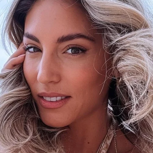 Η Αθηνά Οικονομάκου έβαψε τα μαλλιά της και έγινε πιο ξανθιά από ποτέ