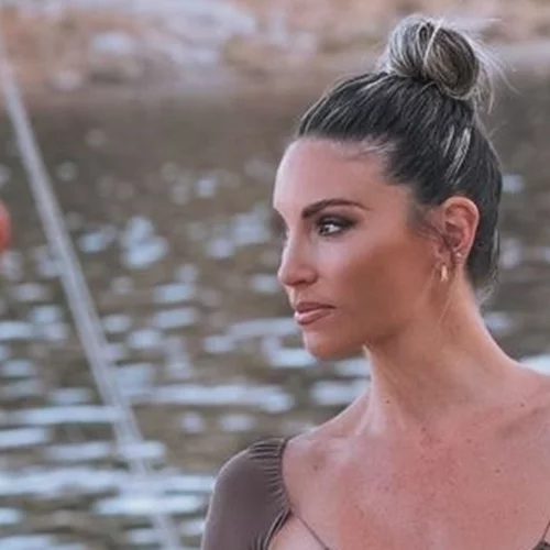 Νέα μαλλιά για την Αθηνά Οικονομάκου | Η αλλαγή που έκανε μετά τις διακοπές