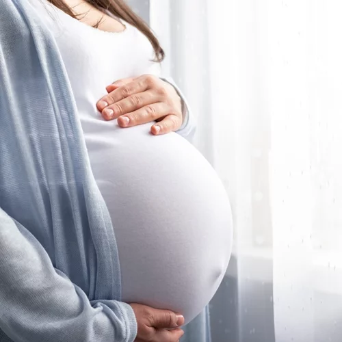 Ευλογιά των πιθήκων: Γιατί κινδυνεύουν περισσότερο οι έγκυες και τα παιδιά