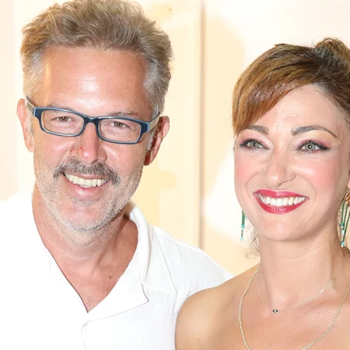 Χαμογελαστοί και αγαπημένοι | Η Έμιλυ Κολιανδρή και ο Χρήστος Λούλης σε μία σπάνια δημόσια εμφάνιση στην Επίδαυρο